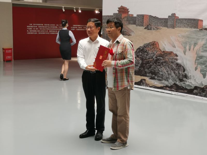燕山大学书记向吴建潮颁发客座教授证书